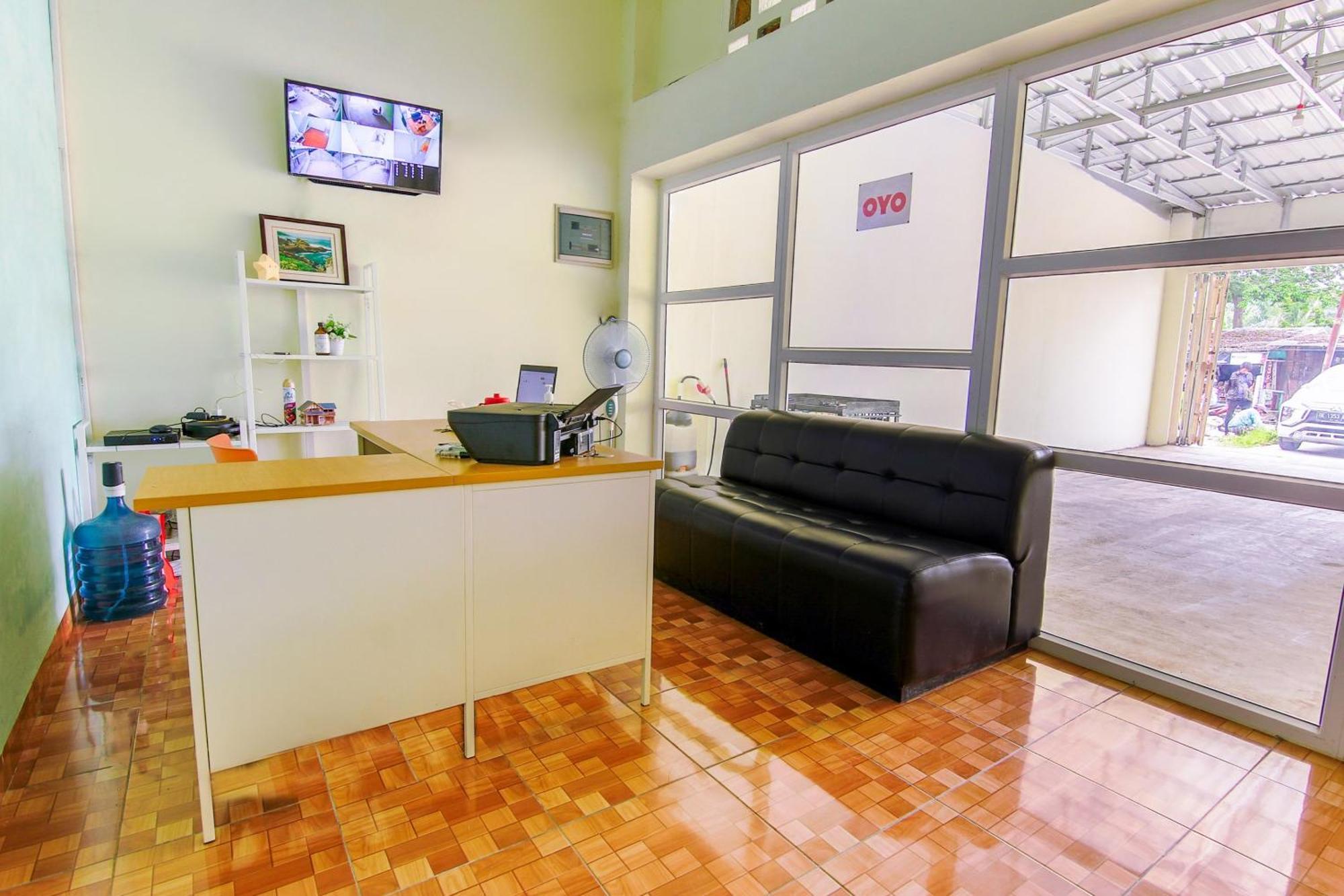 Oyo 3493 Nami House Hotel Медан Екстериор снимка